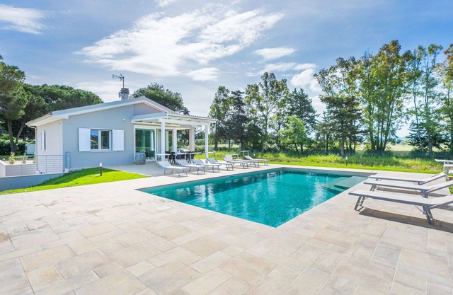 Wonderful private villa with A/C, WIFI, private pool, TV, terrace, pets allowed and parking