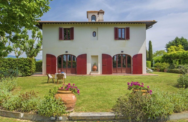 Wonderful private villa for 9 guests with WIFI, TV, patio and parking