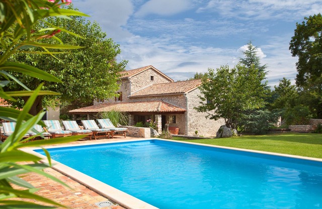 Wonderful, secluded, minutes from the beach, with 5 bedrooms