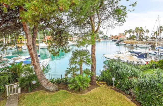 Wonderful, spacious vacation home right on the harbor.