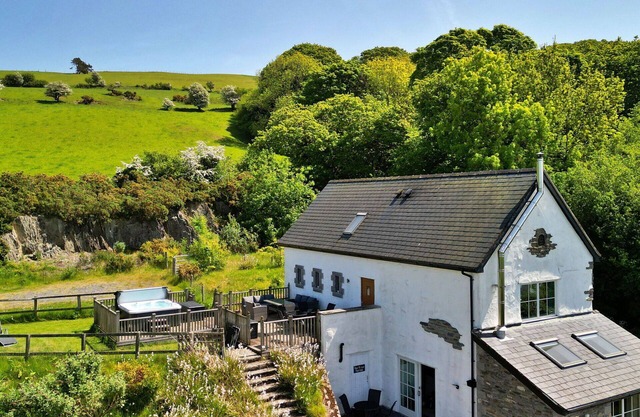 Wonderful villa for 7 people with WIFI, hot tub, terrace and parking