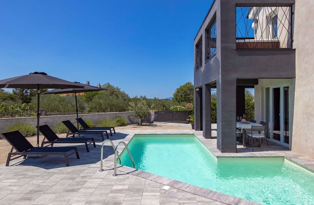 Wonderful villa for 5 people with hot tub, private pool, A/C, WIFI, TV, terrace and pets allowed
