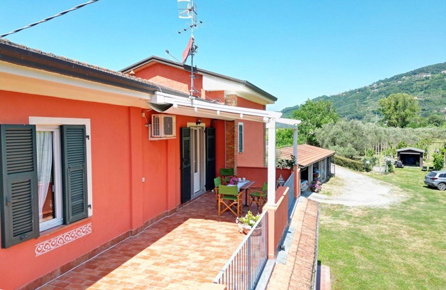 Wonderful villa with A/C, WIFI, TV, terrace, pets allowed and parking, close to La Spezia