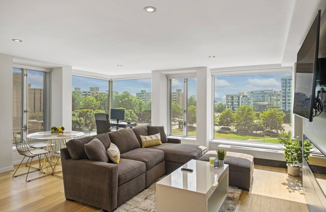 Wonderful Waterfront Apt for 5! Pkg & City Views