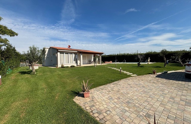 Wonderfull charming house for one family with huge garden and private pool