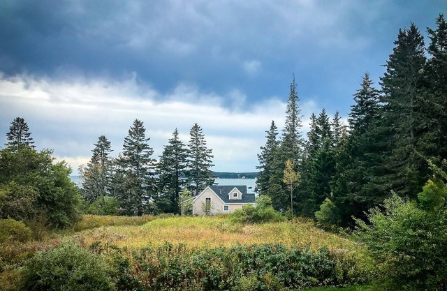 Wonderfully Appointed, Classic Maine Waterfront Cottage
