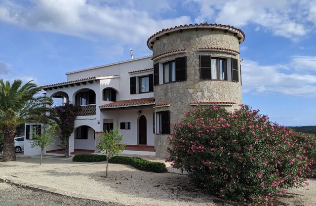 Wonderfully situated family villa with stunning 360 degree views