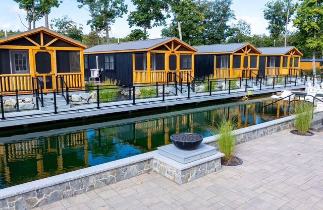WOOD THRUSH - RESORT WITH 12 PROPERTIES. NATURAL POND FOR SWIMMING. CAFE ON SITE