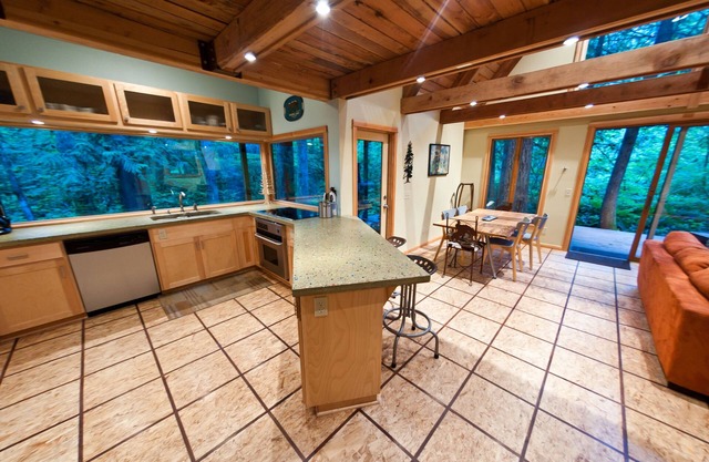 Wooded Cabin Near Sandy River, Hot Tub and 10 Miles from Ski Resorts