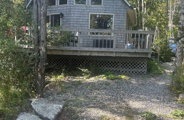 Wooded Cottage in Town walking to Marina, Restraunts