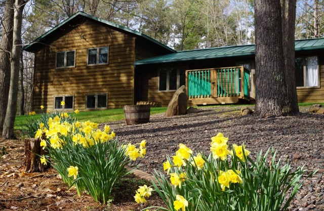 Wooded lot Private Cabin with 5br and 5 King Beds on the trails!