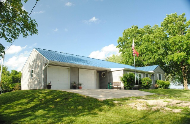 Wooded rural country estate near Lake Shelbyville and Illinois Amish country