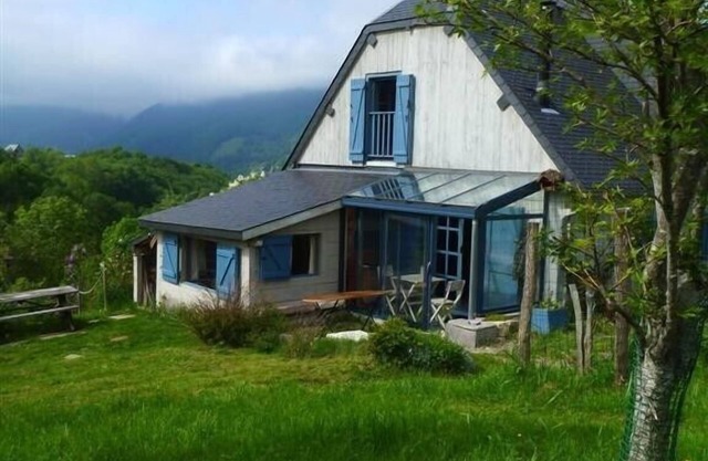 Wooden chalet in the heart of the Pyrenees on an exceptional site.