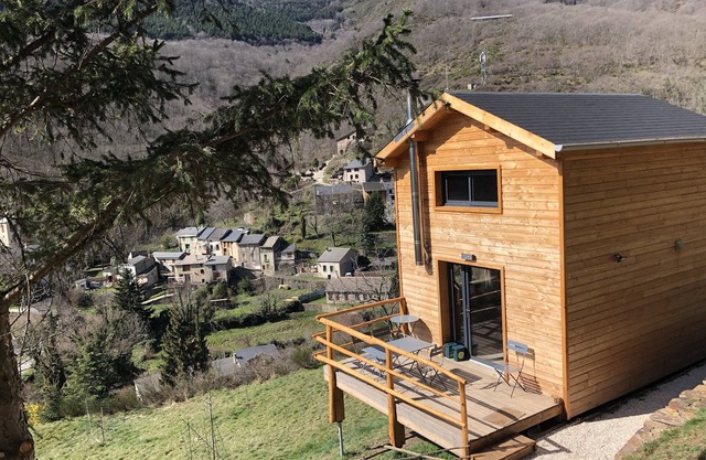 Wooden CHALET on stilts in the middle of the MOUNTAIN 2 TO 4 PEOPLE