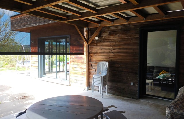 Wooden house on the edge of the Loire, very quiet, swimming pool, pet allowed.