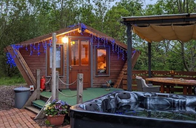 Wooden tiny house Glamping cabin with hot tub 1