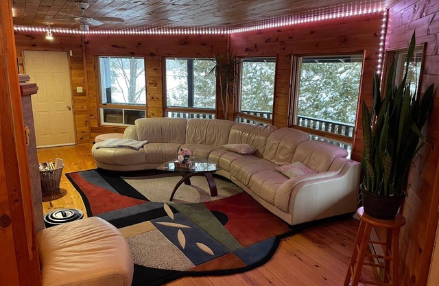 Wooden Waterfront Cottage in Kingston - (Pet-Friendly!)