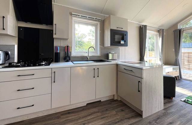 Woodlakes 1 Lux Sky - a lodge that sleeps 4 guests in 2 bedrooms