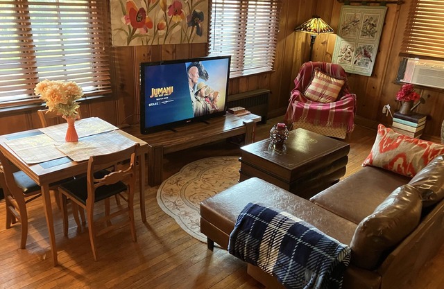 Woodland Oasis Cabin Apartment