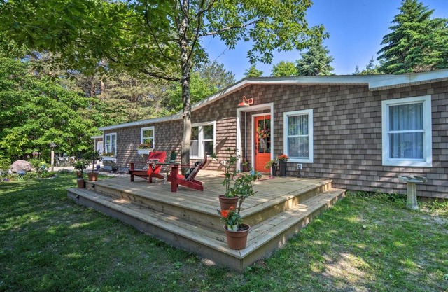 Woodland Retreat Near Trails, Golf and Wineries!