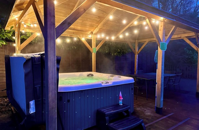 Woodsome Lodge perfect for big families and luxury pamper weekends with hot tub!