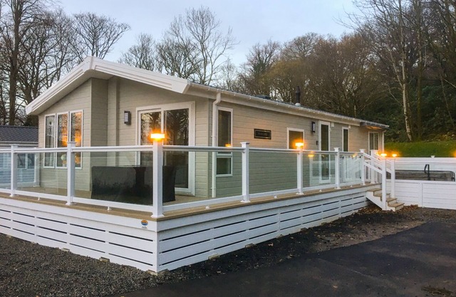 WOODSTOCK LODGE, family friendly, with hot tub in Wemyss Bay