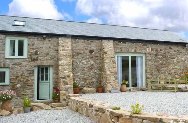 WOODSTONE BARN, pet friendly, character holiday cottage in Tavistock