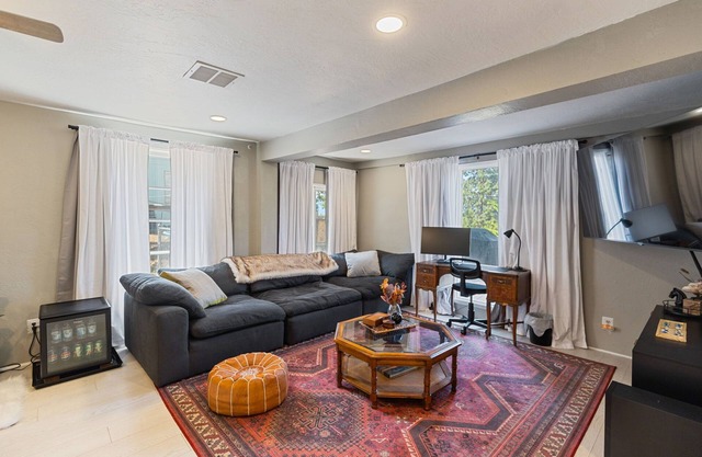 Woodsy, Quiet Neighborhood, 2 bedroom