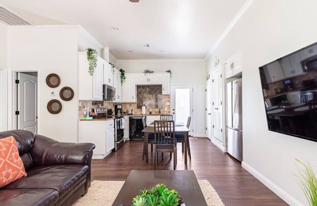 Woodsy Retreat Private 2BD/1BA Covered Parking