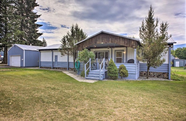 Woodsy Riverfront Retreat in Trout Creek Montana!