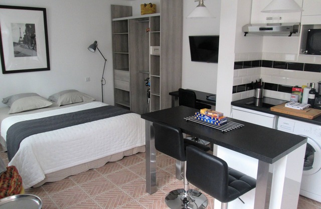 WORKSHOP, independent studio on private courtyard PARIS center 20 minutes by RER A