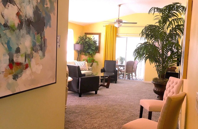 WOW. ELEGANT Courtyard Villa, GOLF CART, Walk to Sumter Square & pool, sleep 6+