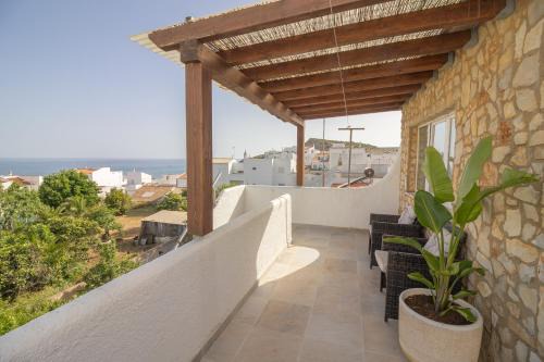 WOW!Ocean view house, just few steps from the beach