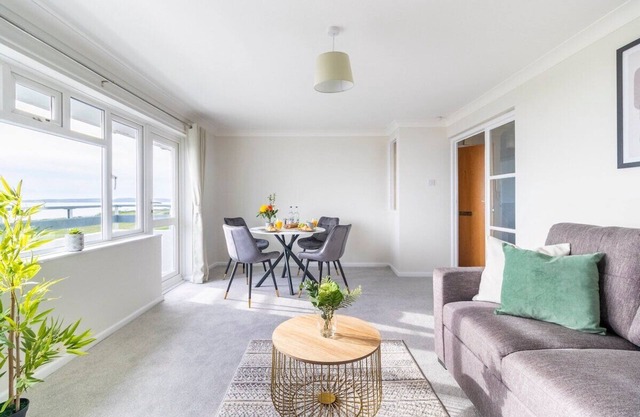 WOW! SeaView Beach Apartment Sleeps 6-Free Parking