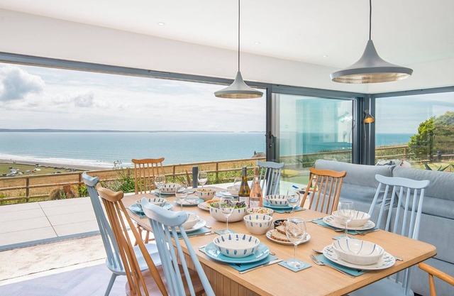 Wyndhurst, Holiday Cottage Newgale, Sleeps 8, 4 bedrooms, bathrooms
