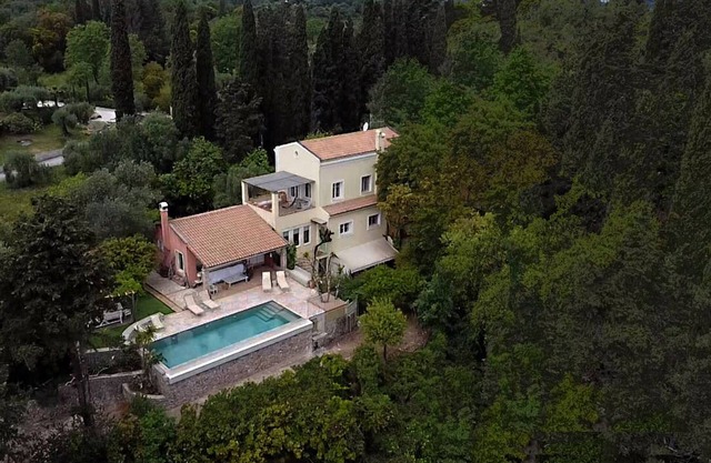 Xenonerantzia Country style villa