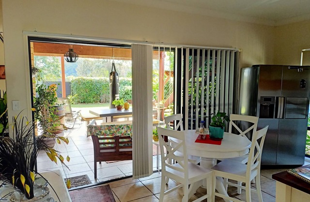 XL Popular Retreat on River near Warner Brothers Theme Parks