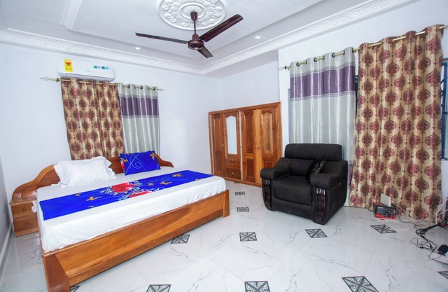 Yaa Asantewaa Inn is a charming building with WiFi and AC in superb Ejisun