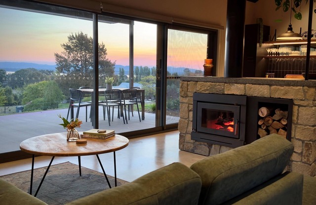Yabbarin Lux Lodge Bethanga - Two bedroom luxury barn style cabin