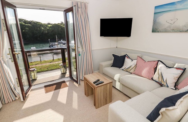 YACHT HAVEN VIEW, pet friendly, country holiday cottage in Neyland