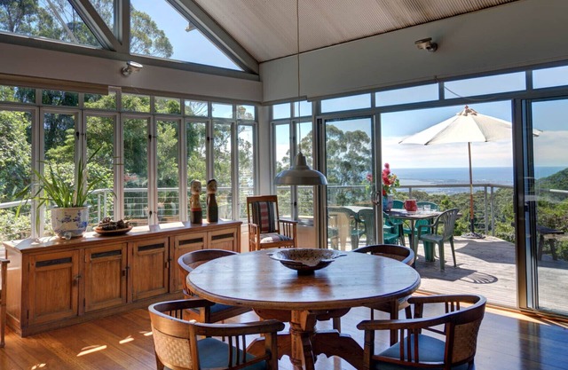 Yarrawa Hill - Art Lovers Retreat with Bush & Ocean Views