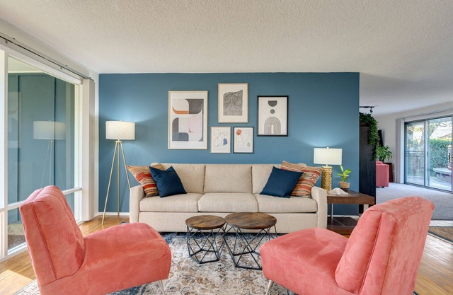 Yellow Door Ranch - Convenient comfort, mid-century style! Great for families!
