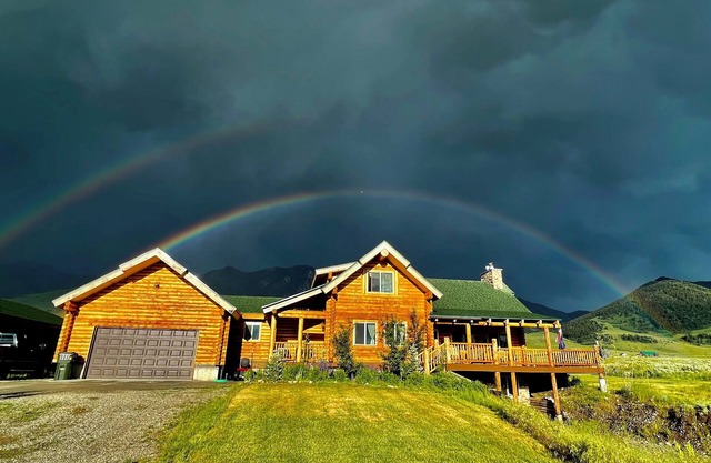 Yellowstone Getaway – Luxury Log Cabin Near Madison River & Big Sky