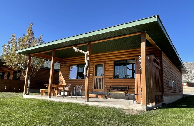 Yellowstone Riverbend Cabin - Waterfront + Wildlife! 3 miles from Gardiner!