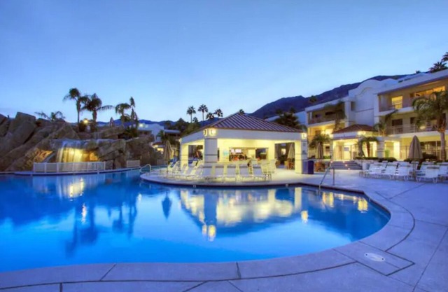 Yess! Full Kitchen & Heated Pool w/waterfall!