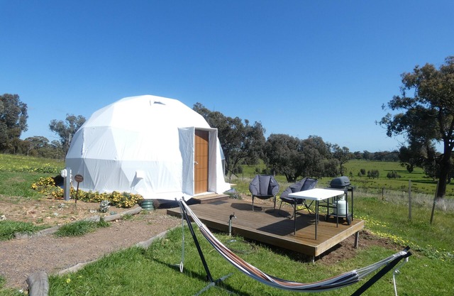 Yidaki - Self Catering Dome accommodation with private deck, BBQ and lawn