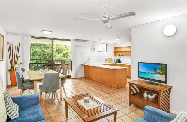 Yiningie Apartment- Baden 9 - Rainbow Shores. Swimming pool, walk to beach, air conditioned