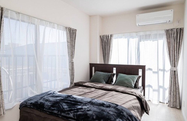 Yinojia: Bright, clean interior. Quiet yet convenient, near 24 - hr stores.Rm301