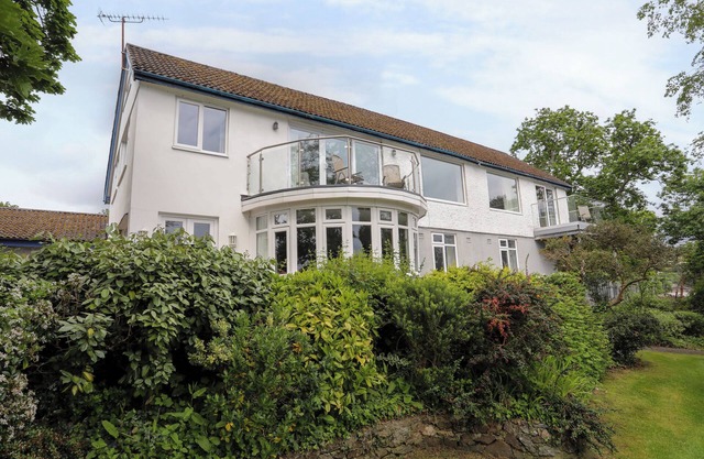YNYS CASTELL, pet friendly, country holiday cottage in Menai Bridge