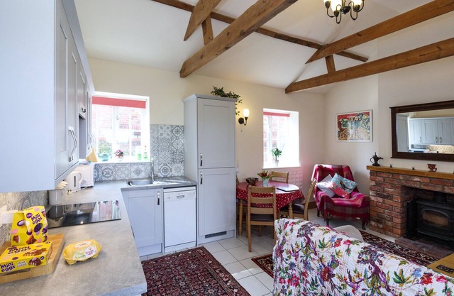 YORK, THORGANBY FARM COTTAGES,YORK/SELF CATERING ,FAMILY & PET FRIENDLY.PARKING